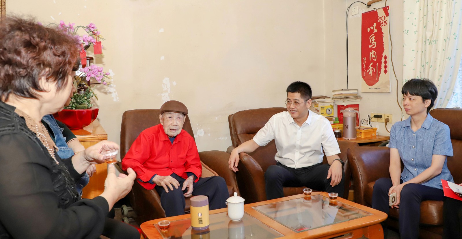 豐澤區(qū)委區(qū)政府主要領導走訪慰問百歲老人